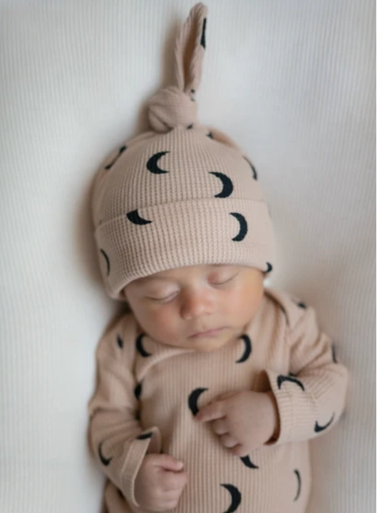 Waffle Knot Beanie - Black/Tan Moon